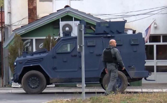 kurtijeva-policija-ponovo-hapsi-srbe:-u-zubinom-potoku-priveden,-pa-pusten-sedamnaestogodisnjak-zbog-natpisa-na-majici