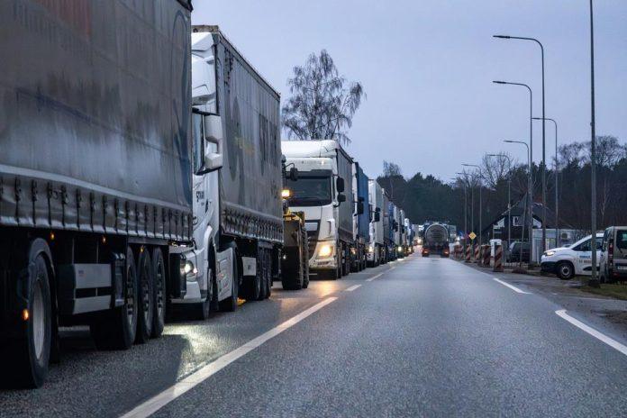 obustavljen-saobracaj-za-kamione-na-naplatnoj-stanici-adasevci:-u-smeru-ka-sidu-formirana-kolona-teretnjaka