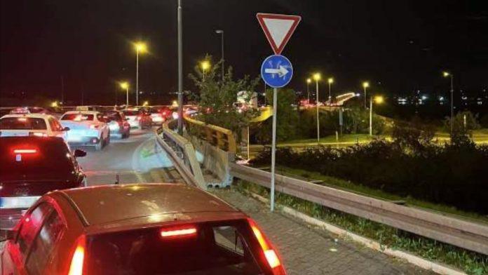 haos-na-pancevackom-mostu-koloni-nema-kraja,-saobracaj-mili-i-to-pola-sata-pred-ponoc,-a-evo-sta-je-razlog-(foto)