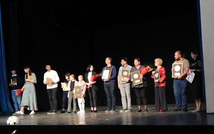 spustena-zavesa-na-predstave-amatera-zavrsen-19.-festival-glumackih-ostvarenja-”dragan-tosic”