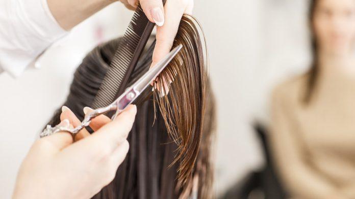 sisanje-postalo-luksuz,-cene-frizerskih-usluga-eksplodirale!-evo-koliko-kosta-farbanje-i-pramenovi-u-srbiji:-detaljan-cenovnik