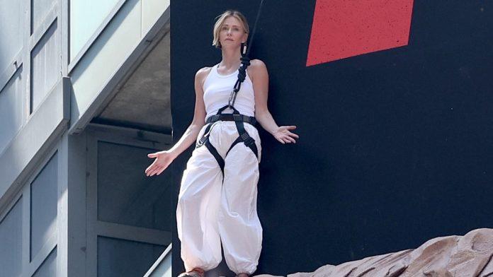 sok-na-tajms-skveru-glumica-se-popela-na-ogroman-bilbord:-prolaznici-ostali-u-neverici-(video)