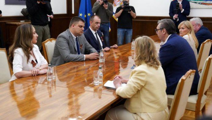 predsednik-nastavio-konsultacije:-vucic-razgovara-sa-predstavnicima-srpske-radikalne-stranke-(foto)