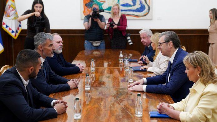 “mora-razgovor-da-se-ne-bi-desavale-nemile-scene”-vucic-nastavio-konsultacije:-sastao-se-sa-predstavnicima-spo