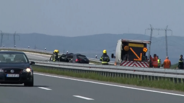 Четири-особе-страдале-на-ауто-путу-Шабац–Рума,-аутомобил-ишао-у-супротном-смеру