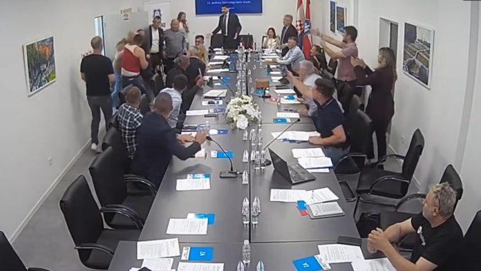 (foto,video)-poslanik-napao-obezbedenje,-pa-ostao-bez-majice!-haos-na-sednici-u-bih,-pokusao-da-upadne-u-salu