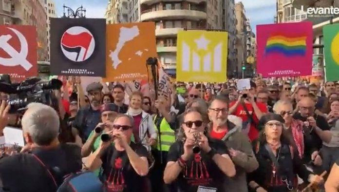 “ko-ne-skace,-taj-je-neprijatelj”-primitivno-skandiranje-osvaja-evropu