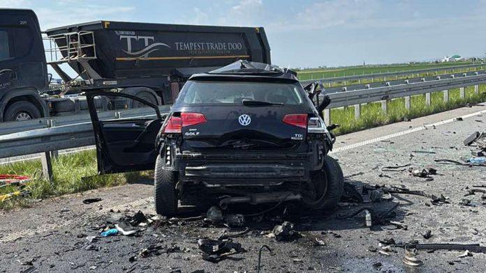 (foto,-video)-isplivao-novi-snimak-strravicne-nesrece-kod-rume-auto-put-se-ne-vidi-od-delova-automobila,-vozila-spljostena-kao-limenke:-tragediji-prethodila-jeziva-poruka!
