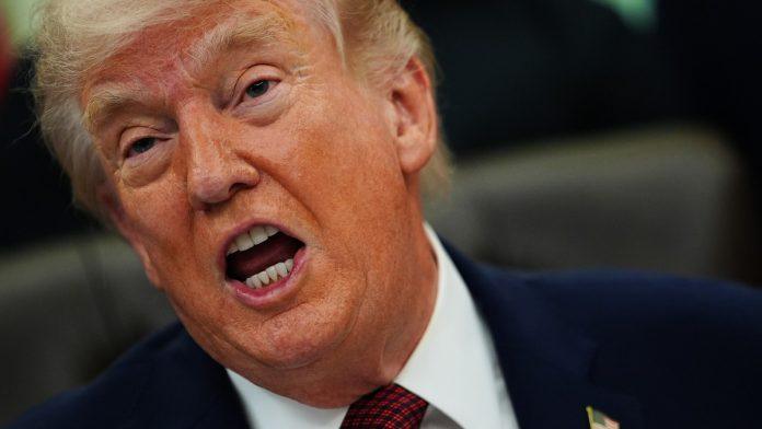 skandal-u-americi,-oglasila-se-i-melanija!-voditelj-izrekao-jezivu-salu,-tramp-je-povezao-sa-pucnjavom:-trazi-hitan-otkaz