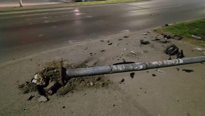 (video)-taksista-oborio-semafor,-pa-pobegao!-uzbuna-u-novom-sadu:-policija-traga-za-vozacem