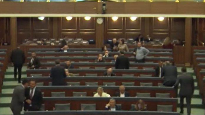 pokusali-da-biraju-predsednika-bez-kvoruma-prekinuto-zasedanje-skupstine-tzv.-kosova,-a-poziv-objavljen-na-fejsbuku-(video)