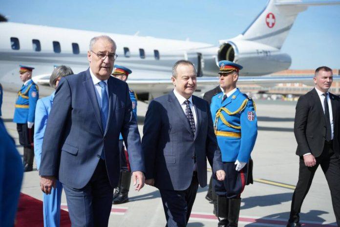predsednik-svajcarske-konfederacije-sleteo-u-beograd-parmelana-docekao-ministar-ivica-dacic-uz-poruku:-“postovani-predsednice,-dobro-dosli-u-srbiju!”-(foto)