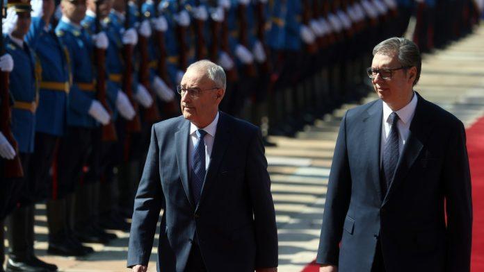 predsednik-svajcarske-u-srbiji-parmelan-docekan-uz-crveni-tepih-i-vojne-pocasti,-oglasio-se-vucic-o-njegovoj-poseti-(foto,-video)
