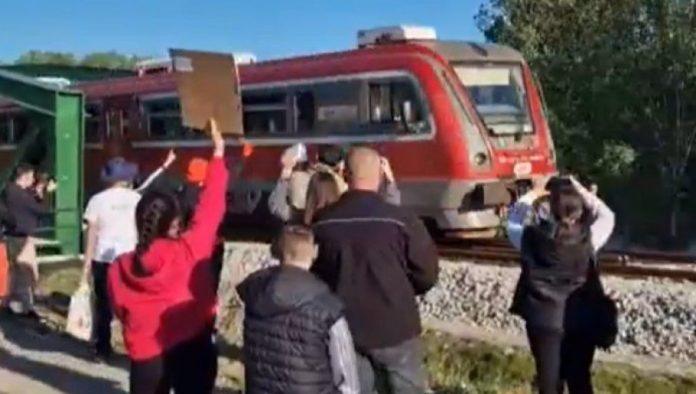 kakva-“genijalna”-ideja:-blokaderi-zvizdali-na-vozove-koji-prolaze-preko-novog-mosta-na-tamisu-(video)