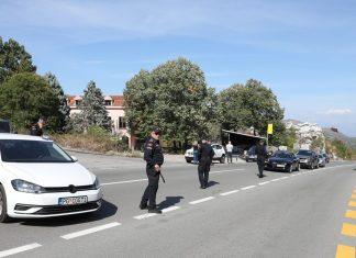 (UZNEMIRUJUĆI VIDEO) NA PEŠAČKOM PRELAZU “POKOSIO” MAJKU I BEBU U KOLICIMA! Jeziva saobraćajna nesreća u Ulcinju: Žena i dete odleteli nekoliko metara (uznemirujuci-video)-na-pesackom-prelazu-“pokosio”-majku-i-bebu-u-kolicima!-jeziva-saobracajna-nesreca-u-ulcinju:-zena-i-dete-odleteli-nekoliko-metara