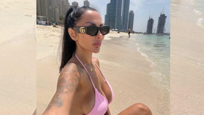 skinula-se-sita-ahmic-otisla-iz-zemlje,-pa-pokazala-kako-zivi-u-dubaiju:-pozirala-u-bikiniju,a-tetovaze-sevaju-(foto)