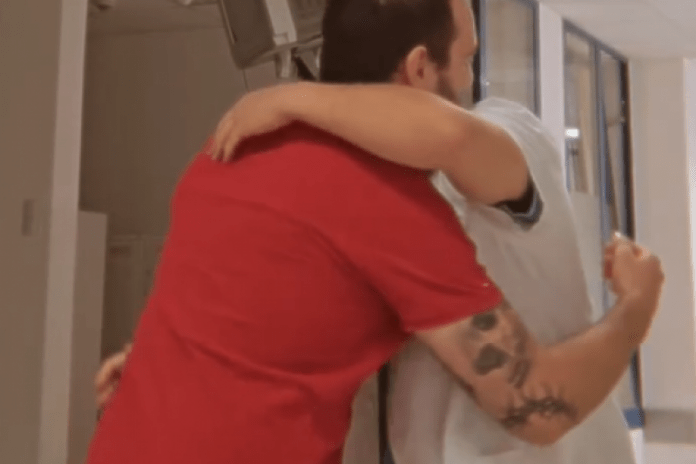 scena-iz-porodilista-otopila-sva-srca!-sin-dorda-balasevica-zagrlio-doktora,-ono-sto-je-usledilo-ce-vas-ocarati!-(foto)