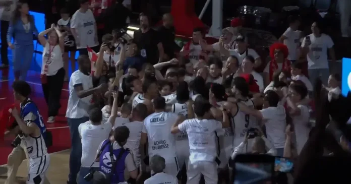 istorijska-scena-u-francuskoj:-veliko-slavlje-navijaca-i-igraca-burga-posle-evropskog-trofeja-/video/