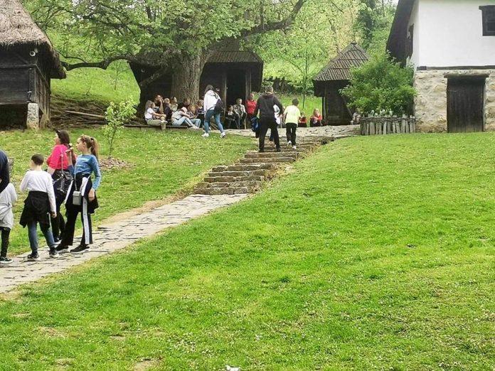 ako-planirate-izlet-za-prvomajske-praznike,-obratite-paznju:-opasnost-vreba-iz-trave,-ovo-su-prvi-simptomi-opake-zaraze