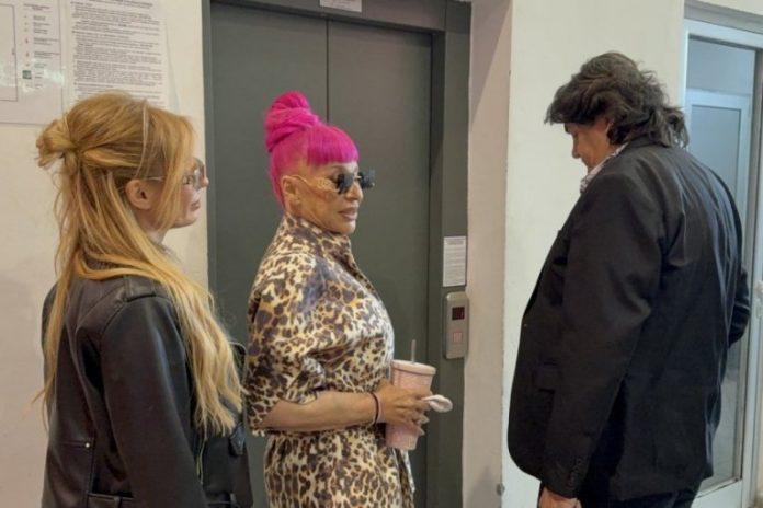 zoricu-brunclik-izveli-iz-kombija,-kemis-zanemeo-zbog-pitanja-o-njoj:-pevacica-morala-sve-da-objasni-umesto-nje!-(video)