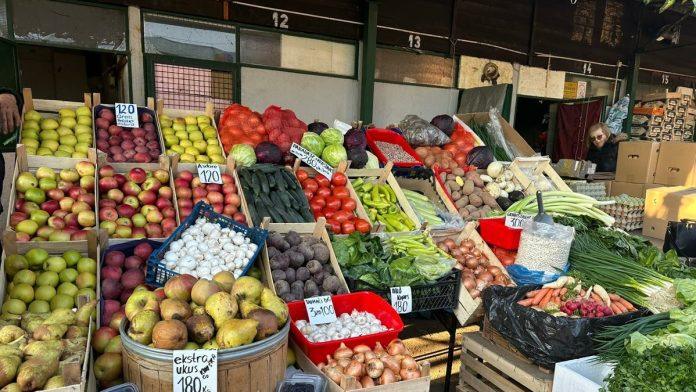 inspekcija-na-pijacama-zaplenila-vise-od-700-kilograma-sumnjive-hrane:-proizvodi-bez-deklaracije,-istekli-rokovi