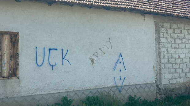 На-кући-српске-породице-у-селу-Могила-исписан-графит-УЧК