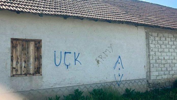 nove-provokacije-uznemirile-srbe-na-kim:-na-kuci-porodice-jovanovic-kod-vitine-ispisani-grafiti-“uck”