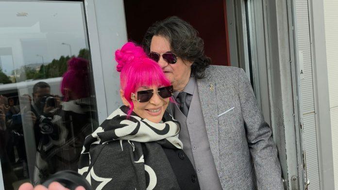 kemis-je-ljubi-u-glavu,-a-ona-ne-skida-osmeh-zorica-brunclik-stigla-na-treci-dan-snimanja-pinkovih-zvezda,-zet-joj-pomaze-da-izade-iz-kombija