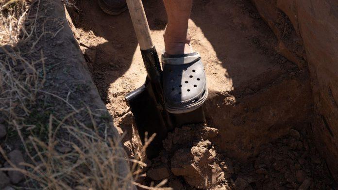 bizarno-muskarcu-rekli-da-ne-moze-da-podigne-novac-s-racuna-pokojne-sestre,-on-iskopao-njeno-telo-i-doneo-pred-banku!