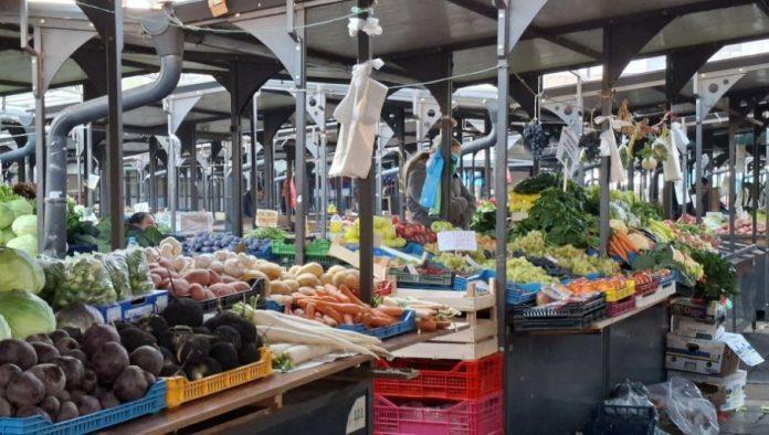 velika-kontrola-na-pijacama:-uklonjena-nebezbedna-hrana-u-vise-gradova