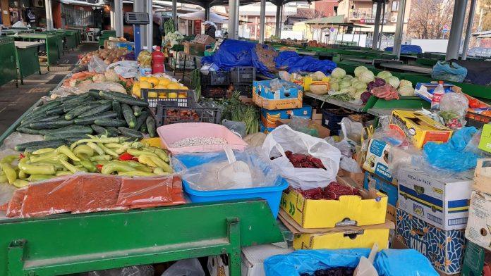 zastita-zdravlja-gradana:-ministarstvo-poljoprivrede-uklonilo-stotine-kilograma-nebezbedne-hrane-sa-pijaca