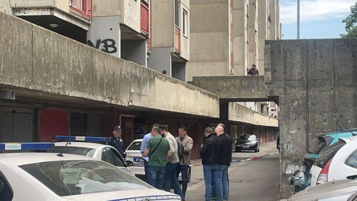 tragovi-krvi-ubijenog-penzionera-na-automobilu-ovo-su-detalji-policijske-jurnjave-za-osumnjicenim-lazarom-(22)-koji-je-cekicem-usmrtio-starijeg-coveka-na-novom-beogradu