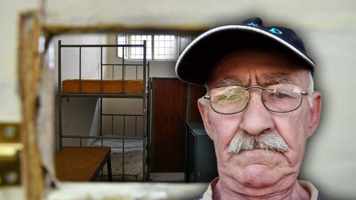 jezive-fotografije-ubijenog-brajkovica-(75)!-na-sudenju-za-ubistvo-u-zatvoru-u-padinskoj-skeli-prikazani-snimci-sa-nadzornih-kamera:-penzioner-pred-smrt-jedva-hodao