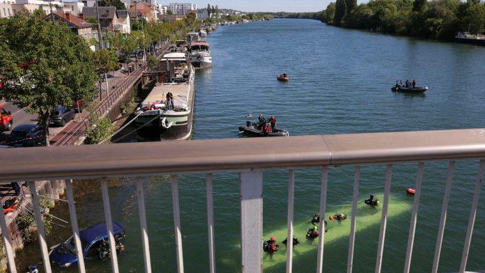 (foto)-autobus-sa-putnicima-se-survao-u-reku-horor:-vozac-izgubio-kontrolu,-vozilo-zavrsilo-na-dnu-sene,-traga-se-za-jednom-osobom