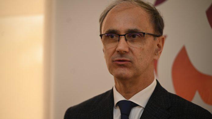 “izbori-tek-kad-izademo-iz-krize”-macut:-siri-drustveni-konsenzus-smiruje-tenzije-u-srbiji