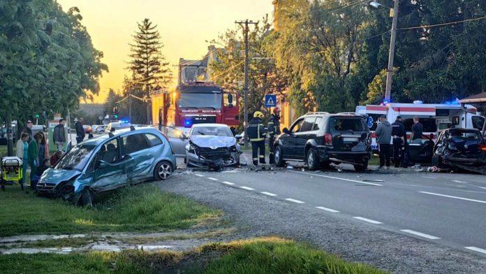 (foto)-pet-automobila-slupano-teska-saobracajka-u-zmajevu:-delovi-rasuti-svuda-po-putu,-na-terenu-sve-hitne-sluzbe