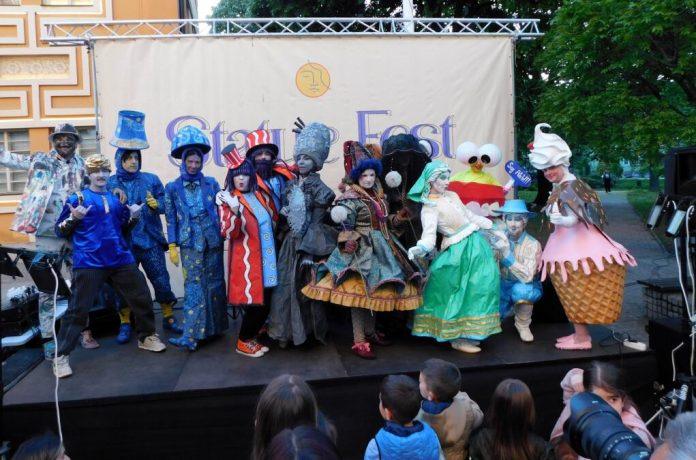 sesti-medunarodni-festival-zivih-statua:-sareno-i-veselo-u-loznici!-stigli-gosti-iz-portugala,-izraela-i-nemacke-(foto)