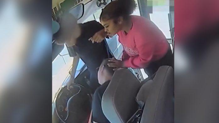 (video)-daci-spasili-zivot-vozacici-autobusa-vozilo-pocelo-da-krivuda,-decak-(12)-zgrabio-volan,-a-onda-je-tim-tinejdzera-sprecio-tragediju