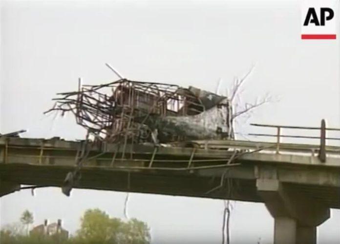 za-njih-su-ubijeni-srbi-samo-“tri-tacke”-–-krvavi-prvi-maj-u-luzanima,-dan-kada-je-nato-raketirao-autobus-pun-civila-i-ugasio-46-zivota-(foto/video)