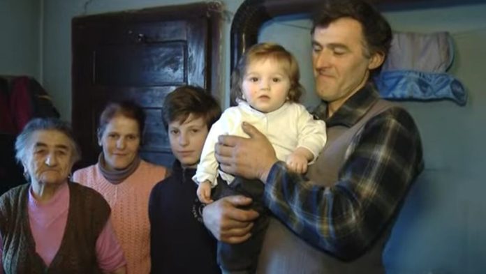 albanka-zbog-srbina-napustila-sve-i-dosla-sa-detetom-u-srpsko-selo:-s-njim-dobila-jos-jedno-dete-ali-i-zivot-kakav-nije-ocekivala!-video