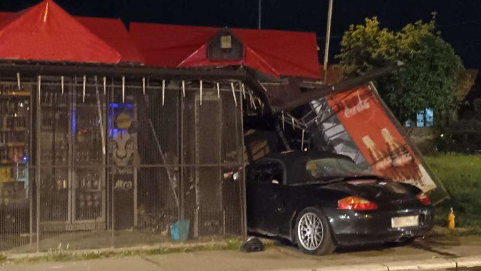 (foto)-“porseom”-se-zakucao-u-trafiku-razvalio-ceo-lokal,-tesko-povredena-radnica-(67):-policija-ga-odmah-uhapsila!