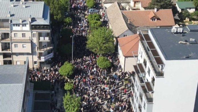 velicanstveno:-vise-od-3-hiljade-ljudi-docekalo-vucica-ispred-centra-za-dualno-obrazovanje-u-pancevu!-(foto/video)