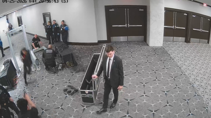 (video)-protrcava-pored-obezbedenja-sa-oruzjem-za-4-sekunde:-pojavio-se-novi-snimak-trampovog-atentatora,-uoci-pucnjave-merkao-prostorije