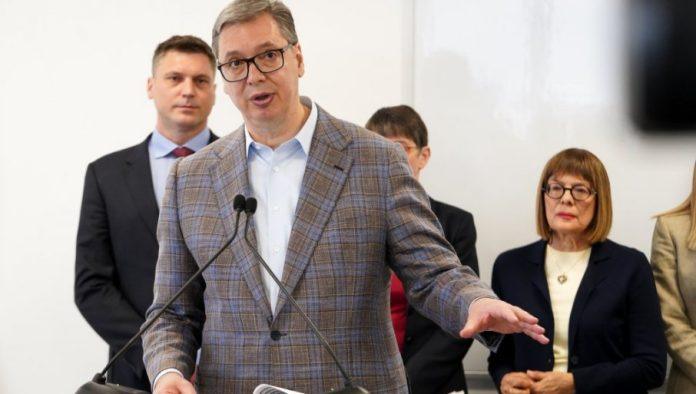 vucic-brutalno-odgovorio:-nemojte-da-me-kritikujete-vi-koji-niste-ni-linoleum-mogli-da-postavite-u-malenom-liftu-tomice-milosavljevic