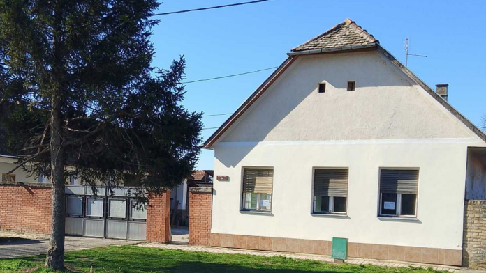 na-prodaju-kuca-sa-velikim-placem-za-37.000-evra!-ima-i-pomocne-objekte:-idealna-za-miran-zivot-van-grada-(foto)
