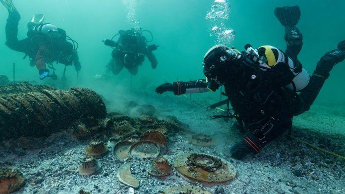 spektakularno-otkrice-arheologa:-ronioci-mislili-da-su-naisli-na-mine,-a-onda-su-ukljucili-svetlo-na-kameri-i-ostali-zapanjeni