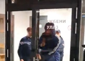 Isplivao snimak: Besni navijači sačekali Nikolu Kalinića ispred dvorane posle tuče! /VIDEO/ isplivao-snimak:-besni-navijaci-sacekali-nikolu-kalinica-ispred-dvorane-posle-tuce!-/video/