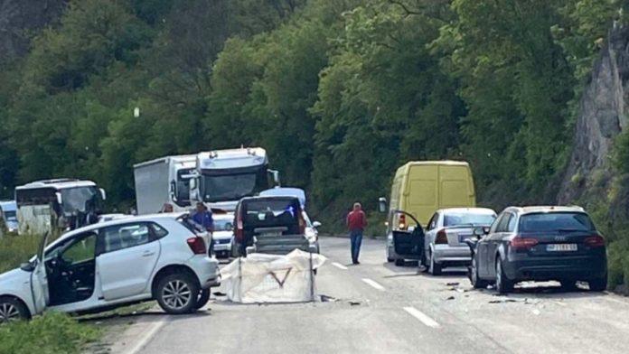 “zacuo-se-jak-udarac,-a-onda-jos-nekoliko!”-lancani-sudar-kod-raske:-delovi-rasuti-svuda-po-putu-(foto)