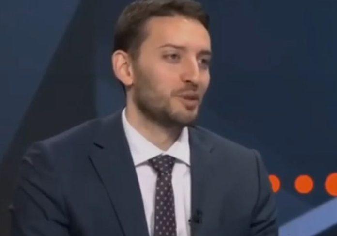 “ne-znam-kako-jednostavnije-da-vas-pitam”:-cosic-tri-puta-postavio-isto-pitanje,-pavle-grbovic-uporno-menjao-temu,-voditelj-jedva-zadrzavao-smeh-–-blam