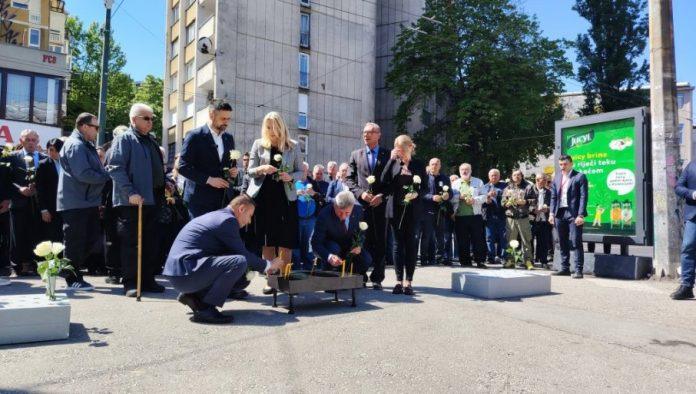 odata-pocast-maskriranim-vojnicima-jna-u-doborovoljackoj-ulici:-rodbina-zrtava-ni-posle-34-godine-ne-moze-bez-policijske-pratnje